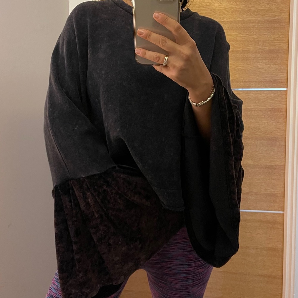 Free People sweatshirt w/oversized velvet sleeves